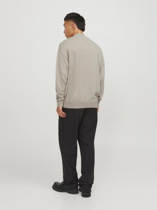 MAGAS NYAKÚ PULÓVER 