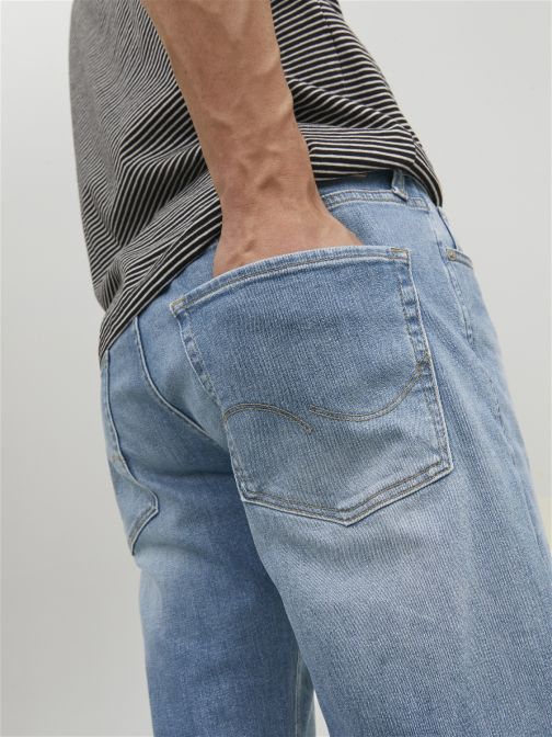 TAPERED FIT JEANS