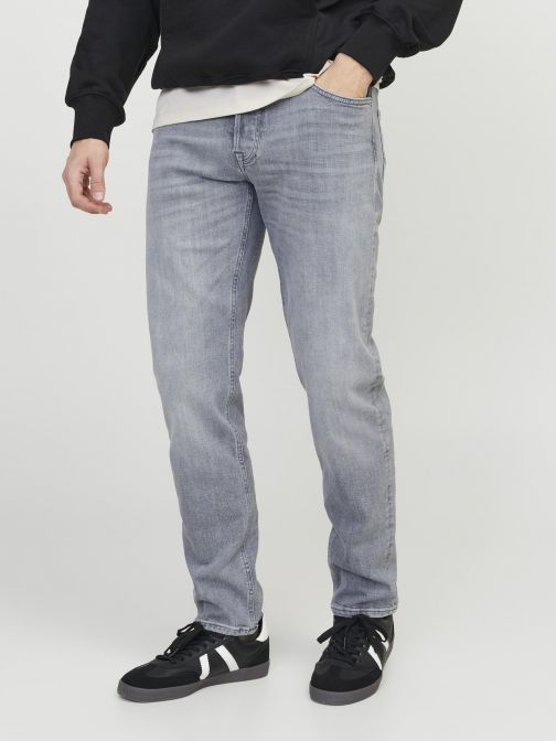 TAPERED FIT JEANS