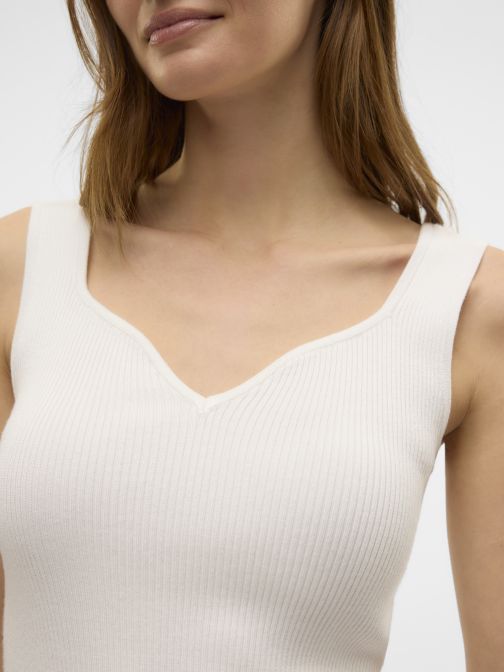 TOP SZÍV ALAKÚ NYAKKIVÁGÁSSAL 